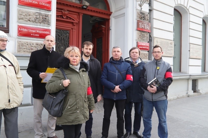 Protest pod Urzędem Miasta Łodzi przeciwko al. Adamowicza