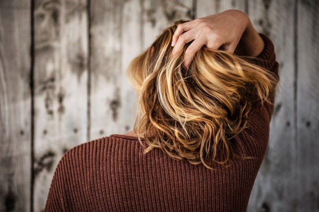 Włosy to dla wielu osób, a szczególnie dla kobiet, ważny atrybut urody. Zdrowe, lśniące i mocne włosy dodają uroku i pewności siebie, a słabe i nadmiernie wypadające mogą negatywnie wpływać na samopoczucie. Na skórze głowy znajduje się ok. 100-150 tysięcy włosów.Włos żyje przeciętnie 3-4 lata, po czym wypada, na przykład podczas mycia lub czesania. Gdy włos wypadnie, jest zastąpiony nowym włosem. W naturalnym procesie człowiek traci ok. 50-100 włosów dziennie.O nadmiernym wypadaniu włosów mówi się wtedy, gdy traci się więcej włosów niż 50–100 dziennie. Warto obserwować włosy, ponieważ ich zdrowie świadczy o kondycji organizmu. Warto obserwować swoje włosy i zastanowić się, z czego może wynikać ich nadmierne wypadanie. Jakie mogą być przyczyny wypadania włosów? Dlaczego włosy nadmiernie wypadają? Sprawdź teraz w naszej galerii >>>>>