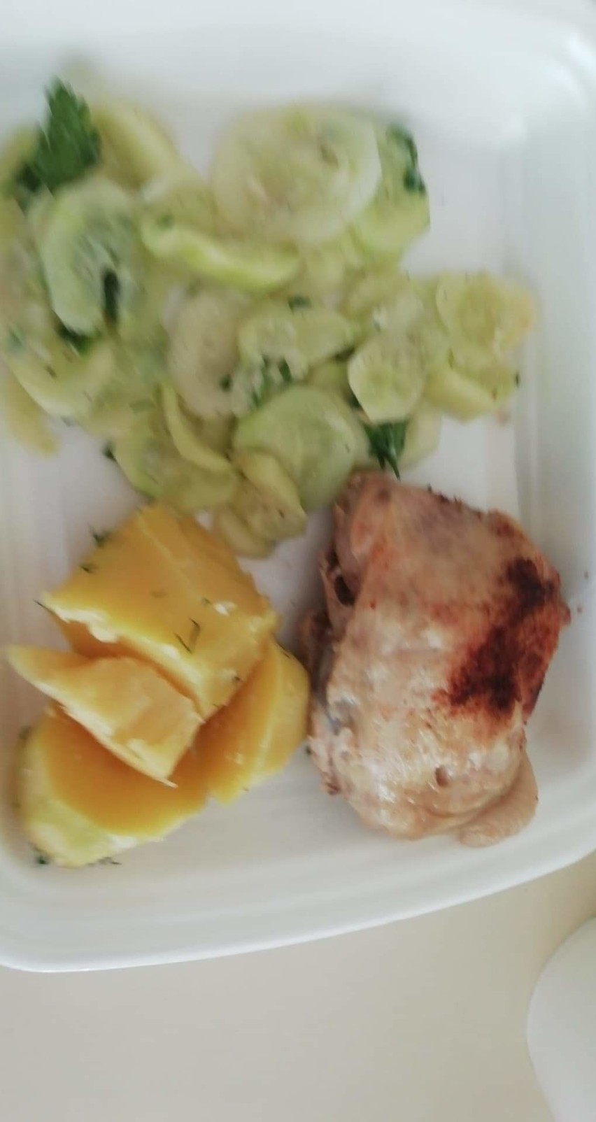 Tak wygląda jedzenie, które dostają pacjenci izolatorium oddziału zakaźnego w szpitalu w Jarosławiu [ZDJĘCIA]