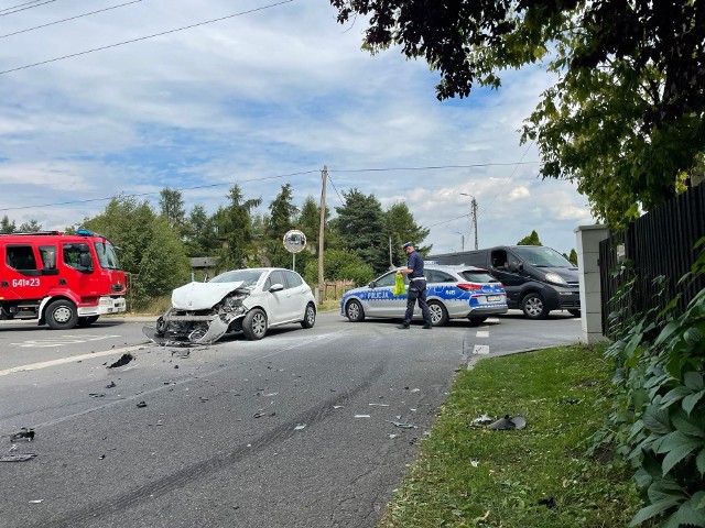 Do wypadku doszło około godziny 14:40 na skrzyżowaniu ul. Podmiejskiej z ul. Adamskiego, na granicy Imielina i Lędzin. Zderzyły się ze sobą dwa samochody osobowe, a jeden z nich dachował. Na miejscu pracują wszystkie służby.