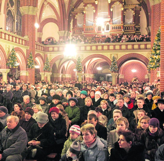 Pasterka w kościele św. Anny w Zabrzu. Wigilia jest dniem roboczym, ale 25 i 26 grudnia to - nie tylko dla katolików - wolne od pracy święta