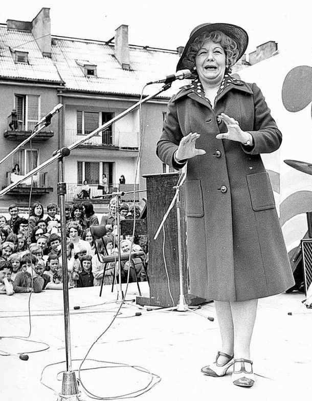 Hanka Bielicka podczas jednego z występów w rodzinnej Łomży na Starym Rynku. Lata 60. XX wieku.