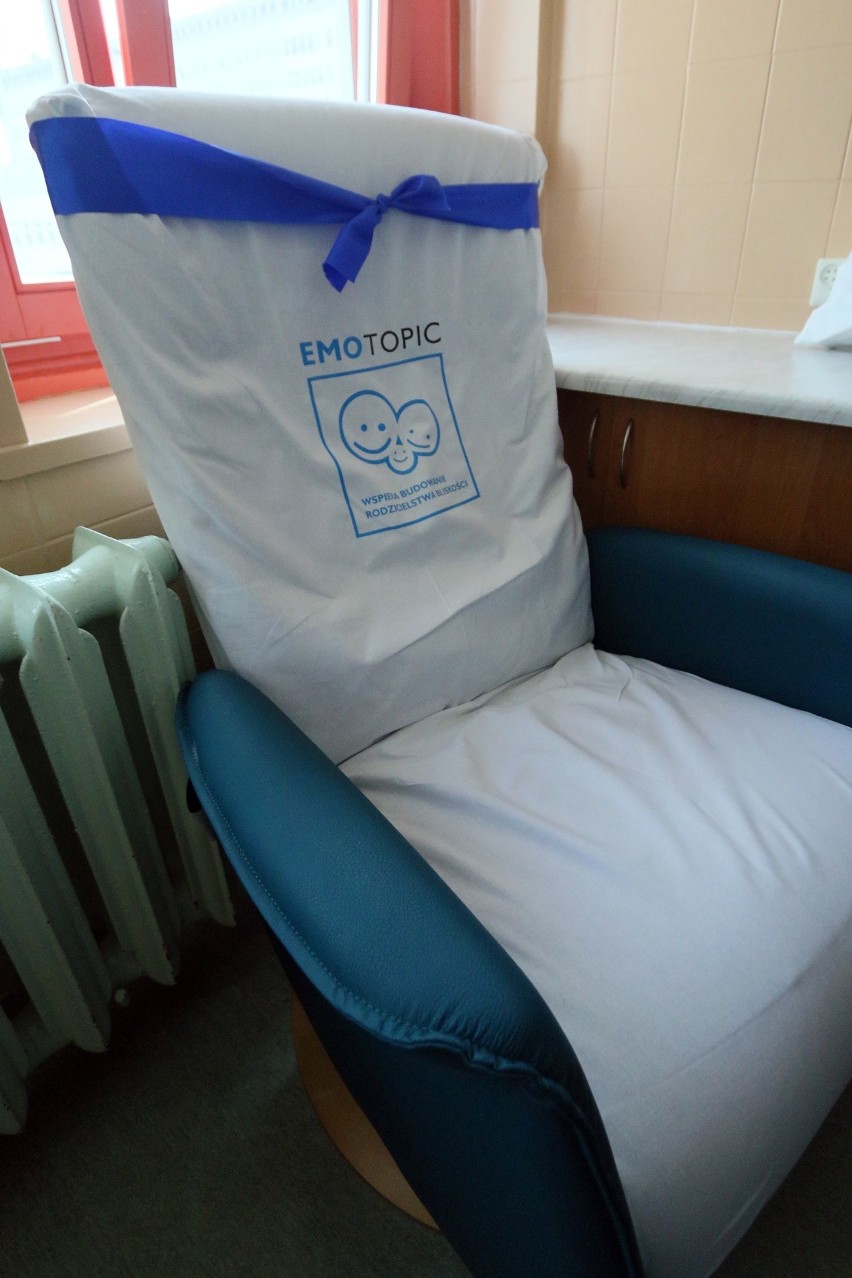 Szpital przy Kraśnickiej w Lublinie otrzymał nowy fotel do kangurowania. Bliskość od pierwszych chwil życia dziecka (ZDJĘCIA)