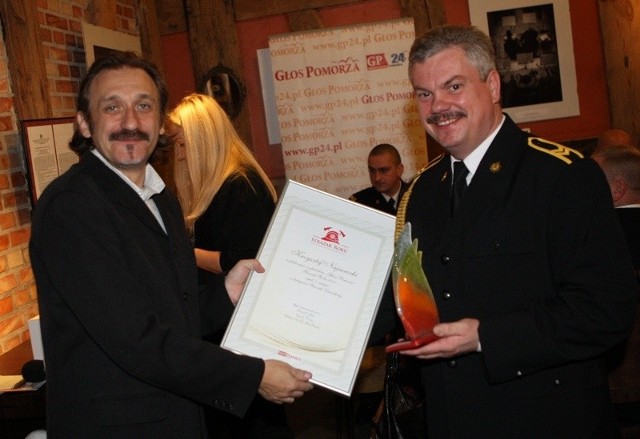 Nagrodę dla zawodowego Strażaka Roku odbiera Krzysztof Najmrocki z PSP Słupsk