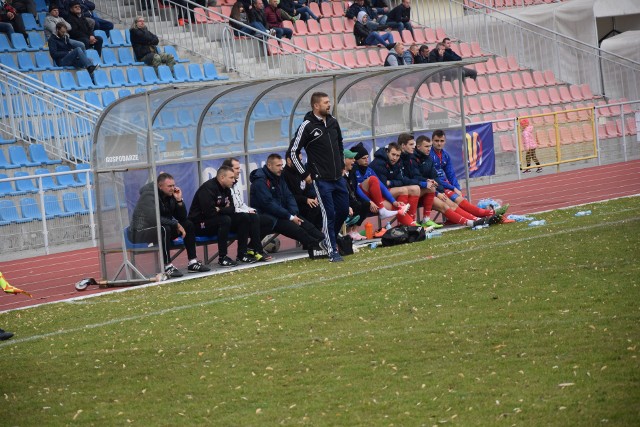 Dariusz Pietrasiak (stoi) trener Wisły Sandomierz.