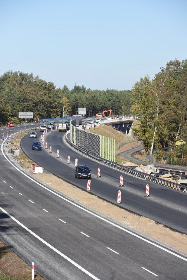 Ekrany dźwiękochłonne są dziś niemal nieodłącznym elementem budowy dróg ekspresowych i autostrad. Takich ekranów chcą dziś także mieszkańcy Sławkowa