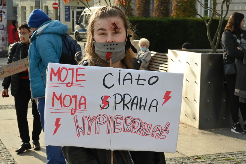 Protest studentów w obronie praw kobiet w Kielcach (ZDJĘCIA, ZAPIS TRANSMISJI)