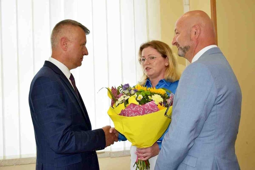 Gratulacje wójtowi składa sekretarz gminy Anna Piątek wraz z...