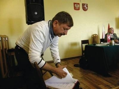 Jarosław Moskwa pokazał na sesji odmowę wpisu Doroty Wadowskiej-Dudek do KRS Fot. Magdalena Uchto