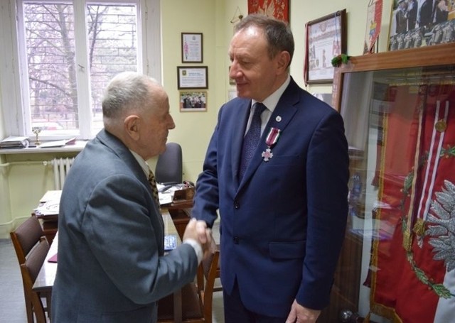 Sylwester Lewicki odbiera odznaczenie i gratulacje z rąk pułkownika Stefana Szelki.