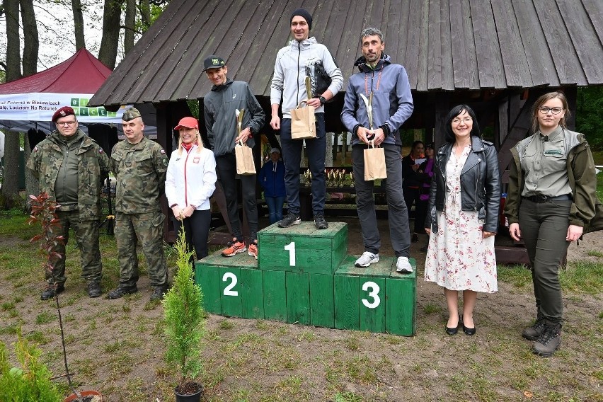 Najszybsi biegacze na podium: nr 2 Piotr Pobłocki, nr 1...