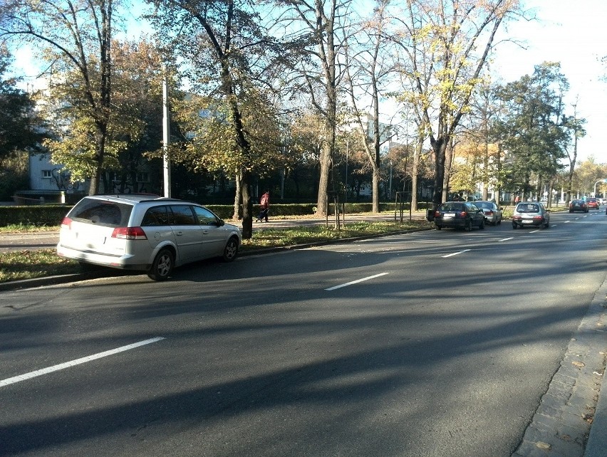 Wypadek na Powstańców Śląskich. Zderzyły się trzy auta (ZDJĘCIA)