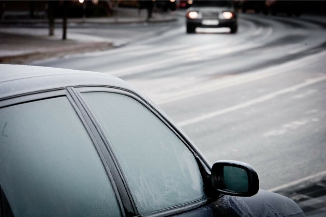 Instytut Meteorologii i Gospodarki Wodnej ostrzega, że w związku z opadami w ciągu dnia, nocą na drogach może być niebezpiecznie. 