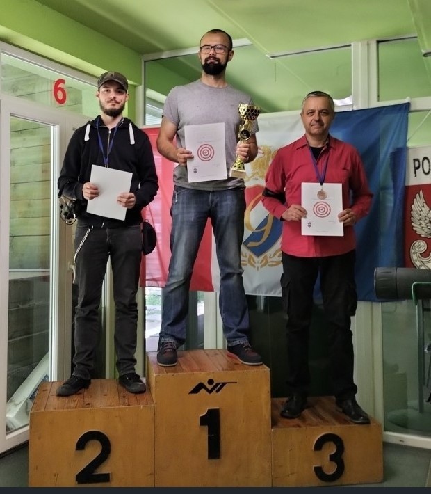 Na podium najlepsi strzelcy w konkurencji karabin sportowy (10 strzałów leżąc). Od lewej: Paweł Jakubowski, Wojciech Świrydo i Tomasz Jakubowski (wszyscy Klub Strzelecki Gryf Słupski)