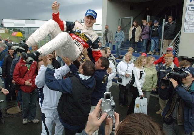 Robert Kubica na rękach kibiców po historycznym, podwójnym zwycięstwie na torze w Oschersleben jeszcze w World Series by Renault. Ta wygrana dała mu przepustkę do Formuły 1. Czekamy na takie obrazki po kolejnej wygranej w F1.