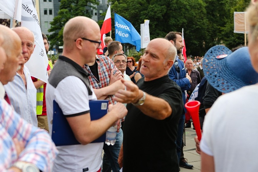 Protest na Placu Solidarności przeciwko reformie sądów. Przyszedł tłum [zdjęcia, wideo] 