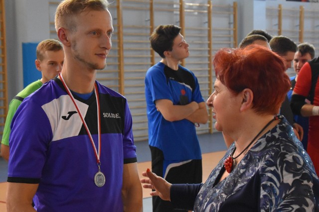 Miłosz Burza (z lewej) został najlepszym bramkarzem turnieju, przyjmując gratulacje od Grażyny Hajdy, szefowej Fundacji Otwartego Serca.