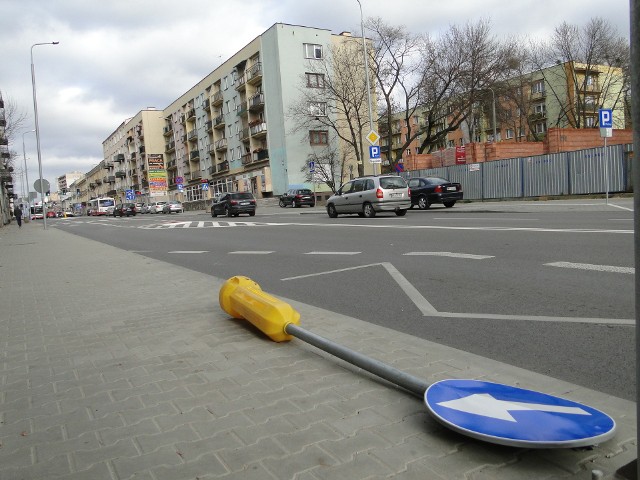 Ścięty znak drogowy na ulicy 25 Czerwca został przeniesiony na chodnik.