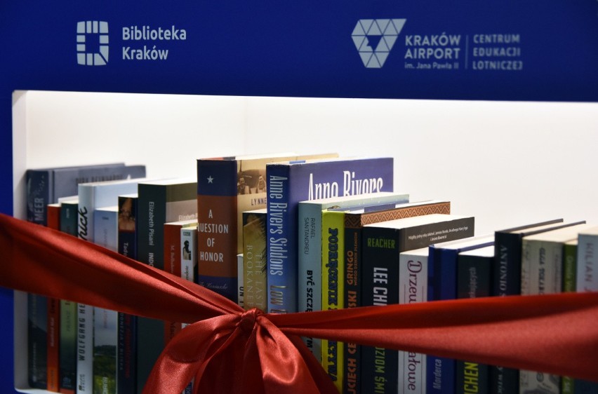Biblioteka Kraków postawiła swój regał na lotnisku. Można już korzystać
