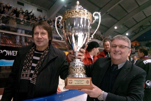 Puchar Polski prezentują prezes Piotr Krysiak i burmistrz Sanoka Wojciech Blecharczyk.