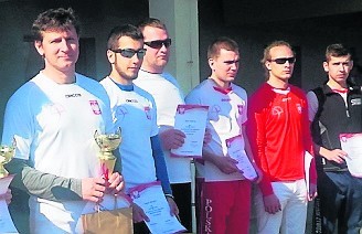 Maciej Fałdziński (trzeci z prawej) ze Stelli Kielce zajął szóste miejsce w Grand Prix w Prudniku, Piotr Nowak (obok) był piąty. 