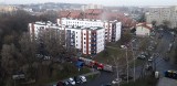 Chorzów: mocne zadymienie na klatce schodowej zaniepokoiło mieszkańców bloku przy ulicy Ryszki. Dym było widać z daleka. Co się stało?