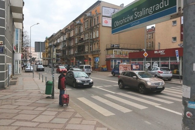 Ul. Obrońców Stalingradu do początku lat 50. XX w. nosiła imię kardynała Ledóchowskiego. Nazwę zmieniono po tym, gdy oficer radziecki strzelał tu do przechodniów, co spowodowało rozruchy