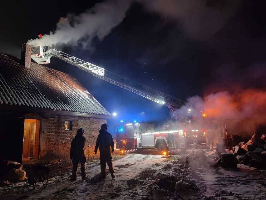 Pożar sadzy w kominie pod Mieściskiem. Na miejsce wezwano straż pożarną 