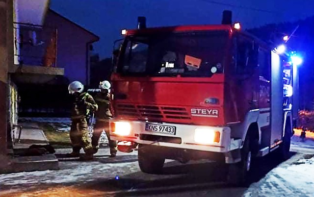 Środę, 12 stycznia 2022 r., sądeccy strażacy kończyli gaszeniem pożaru spowodowanego zapaleniem się sadzy w kominie domu we wsi Królowa Górna