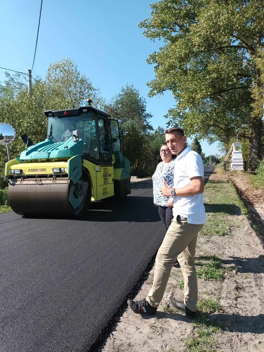 Prace na drodze powiatowej Smardzew - Zacharzów w gminie Radzanów na finiszu