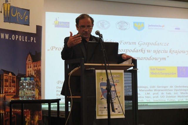 Prof. Stefan Marek Grochalski z UO mówił o instytucji państwa w procesie rozwiązywania współczesnych problemów globalnych.