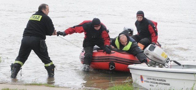 Część strażaków na walce z powodzią spędziła po kilka dni, inni w tym samym czasie byli w jednostkach. To ci z wałów, zdaniem szefa zielonogórskiej straży powinni dostać nagrody.