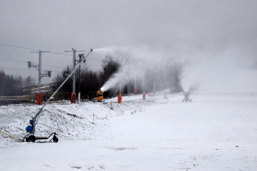 Armatki ruszyły. Stoki narciarskie w Górach Świętokrzyskich są szykowane na ferie. Zobacz zdjęcia i film