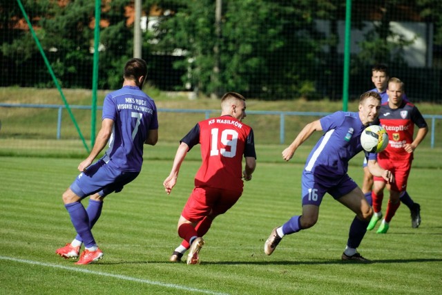 KS Wasilków (czerwone stroje) i Ruch Wysokie Mazowieckie, to obok Wigier Suwałki faworyci IV ligi