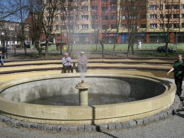 Do miasteckiego parku wróciła fontanna. Po wielu latach. Od razu na ławeczkach pojawili się wypoczywający mieszkańcy.