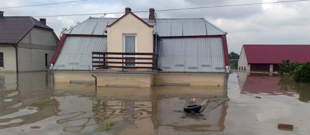 Zatopione przez powódź domy w Trześni.