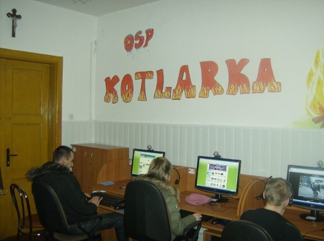 W strażnicy w Kotlarce można bezpłatnie skorzystać z Internetu oraz multimedialnych encyklopedii, atlasów i słowników.