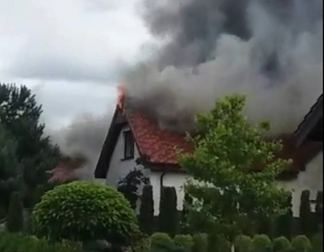 W poniedziałek przed południem wybuchł pożar w domu jednorodzinnym w miejscowości Wielka Wieś koło Buku. Na ten moment nie ma informacji o poszkodowanych. Zobacz zdjęcia ----->