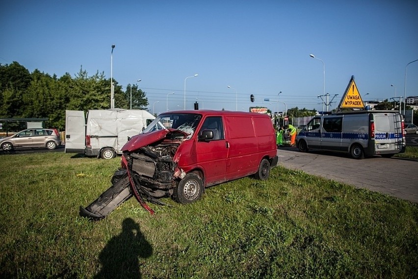 Groźny wypadek przy Włókniarzy! 19-letni kierowca nie ustąpił pierwszeństwa. Są ranni  [zdjęcia]