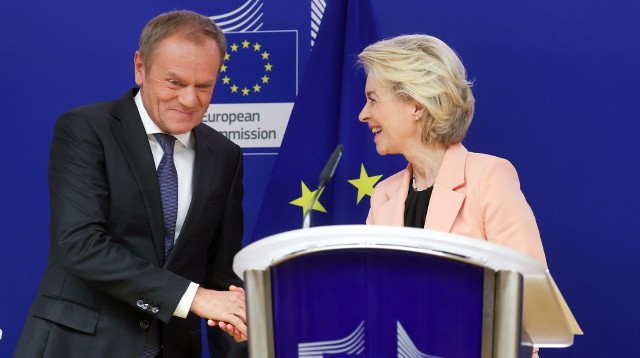 W środę w Brukseli odbywa się spotkanie przewodniczącej Komisji Europejskiej Ursuli von der Leyen z przewodniczącym Platformy Obywatelskiej, kandydatem opozycji na premiera, Donaldem Tuskiem.