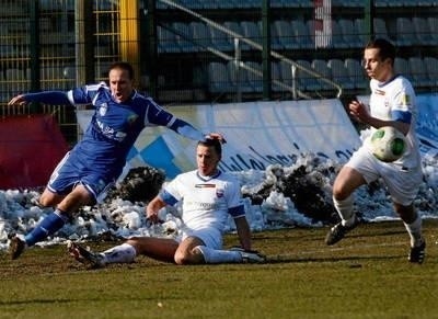 W tej sytuacji piłkarze Kolejarza Stróże (białe stroje) powstrzymali Piotra Madejskiego z Miedzi Fot. Piotr Krzyżanowski