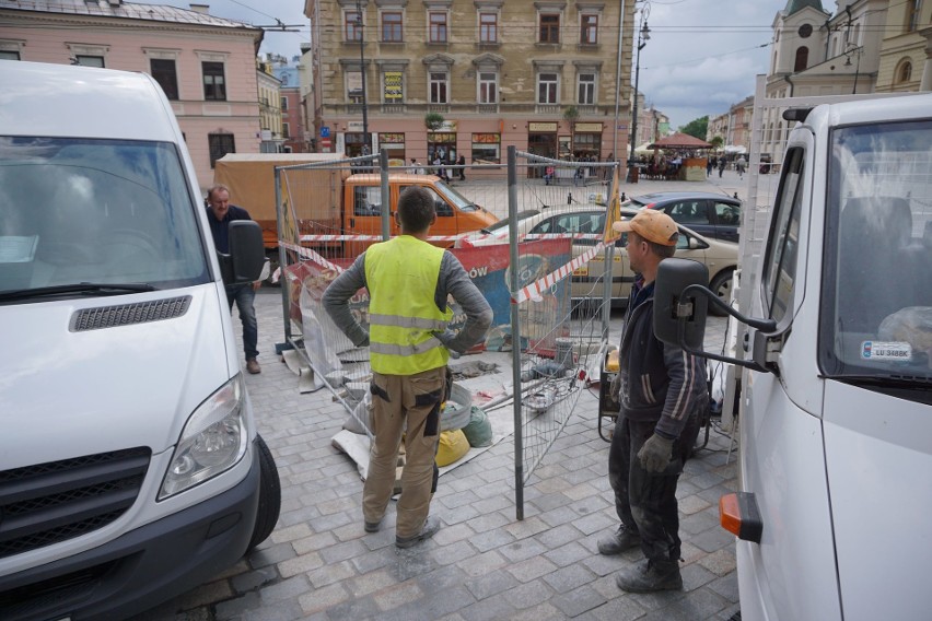 Prace przed Bramą Krakowską w Lublinie. Rozpoczął się montaż rekonstrukcji żeliwnej pompy. Zobacz zdjęcia!