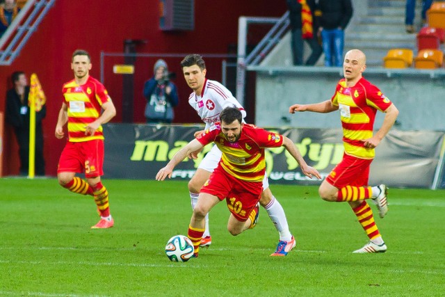 Nika Dzalamidze (nr 10), a za nim Semir Stilić podczas kwietniowego meczu Jagiellonia – Wisła (2:2)