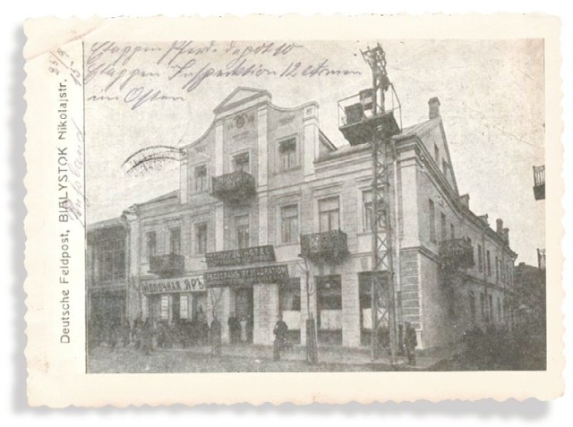 Ul. Sienkiewicza w 1916 r. Hotel Ostrowskiego na rogu ul. Sofijskiej. W budynku po lewej stronie był Klub Szachowy.