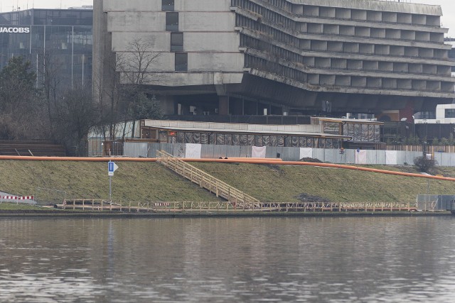 Roboty budowlane związane z nową przeprawą dla pieszych i rowerzystów rozpoczęły się od przebudowy sieci gazowej po stronie ul. Ludwinowskiej. Na wysokości połączenia bulwaru Wołyńskiego z ul. Ludwinowską oraz w rejonie dojazdu do przedszkola integracyjnego „Pod Kasztanami”, uruchomiony został wjazd i wyjazd z placu budowy – na drodze dojazdowej obowiązuje zakaz zatrzymywania się i postoju.W ramach tej czasowej organizacji dla ruchu pieszego i rowerowego zamknięto bulwar Wołyński na odcinku od ul. Ludwinowskiej do okolic balonu widokowego, zlokalizowanego po zachodniej stronie hotelu Forum. Ruch pieszy i rowerowy odbywa się zgodnie z oznakowaniem, z wykorzystaniem ulic Ludwinowskiej i Konopnickiej. Od strony zachodniej bulwaru zapewniono dojście do barek hotelowych. Taka organizacja ruchu obowiązuje do odwołania.