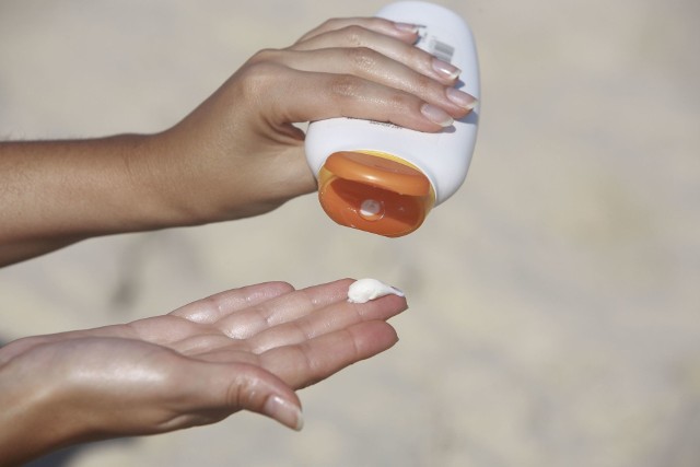 Preparaty przeciwsłoneczne chronią skórę przed promieniowaniem ultrafioletowym, ale niektóre z ich składników mają niekorzystne działanie