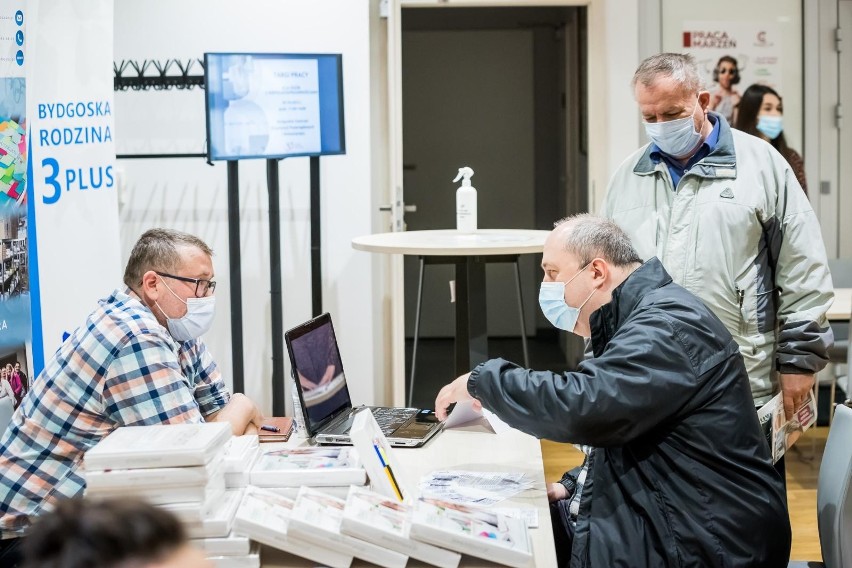 Podczas targów osoby szukające pracy (zarówno tej pierwszej,...