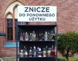 Znicze do ponownego wykorzystania w Gliwicach. Na cmentarzach pojawiły się specjalne regały 