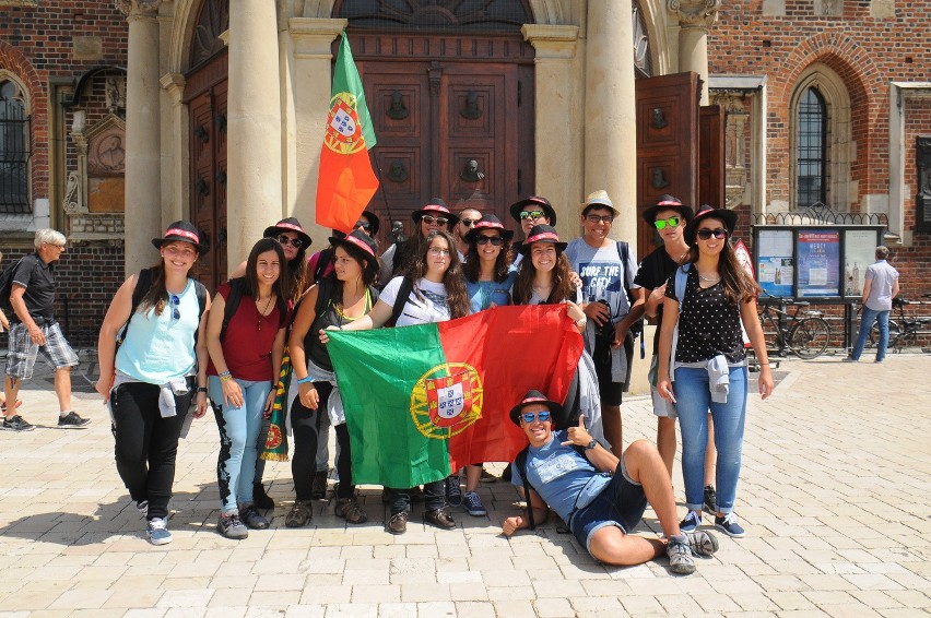 ŚDM. Pielgrzymi z Brazylii, Mozambiku i Portugalii na ulicach Krakowa [ZDJĘCIA]