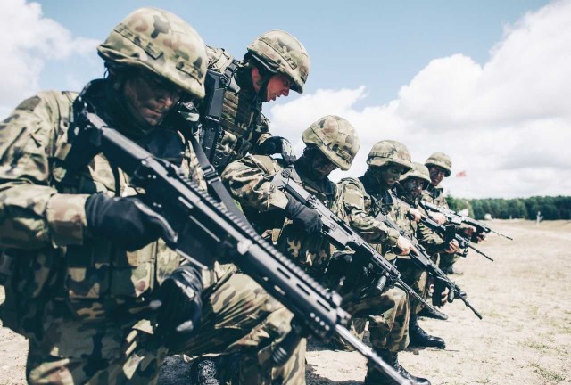 W czasie wakacji na poligonie nowi ochotnicy terytorialsów będą mieli okazję przejść różne szkolenia, między innymi strzeleckie.